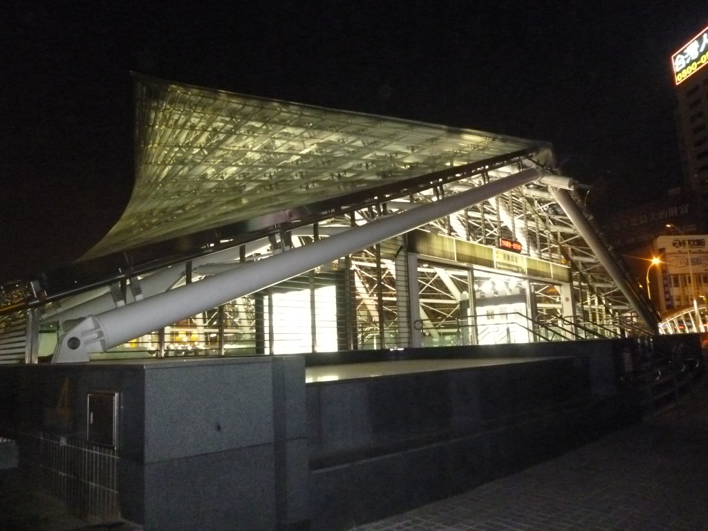 夜の美麗島駅 20120131